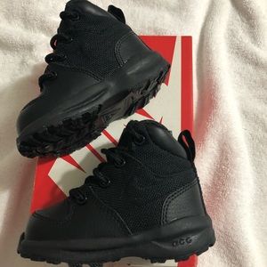 Toddler boys Nike boots 4c (Will negotiate prices)